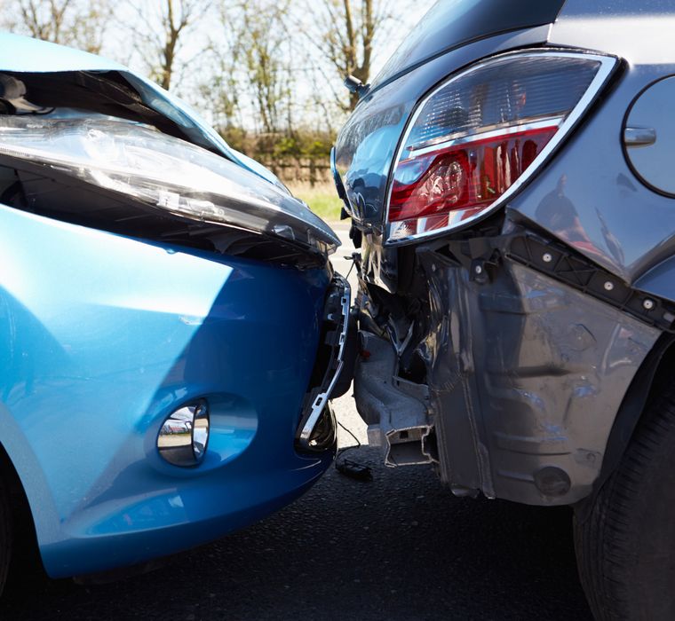 Zwei Autos sind in einen Auffahrunfall verwickelt. Man erkennt Schäden an beiden Autos.